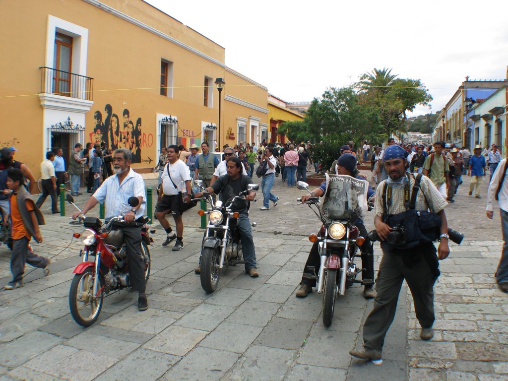 The first participants of today's "mega march" are about to arrive at the square in front of the Santa Domingo church.