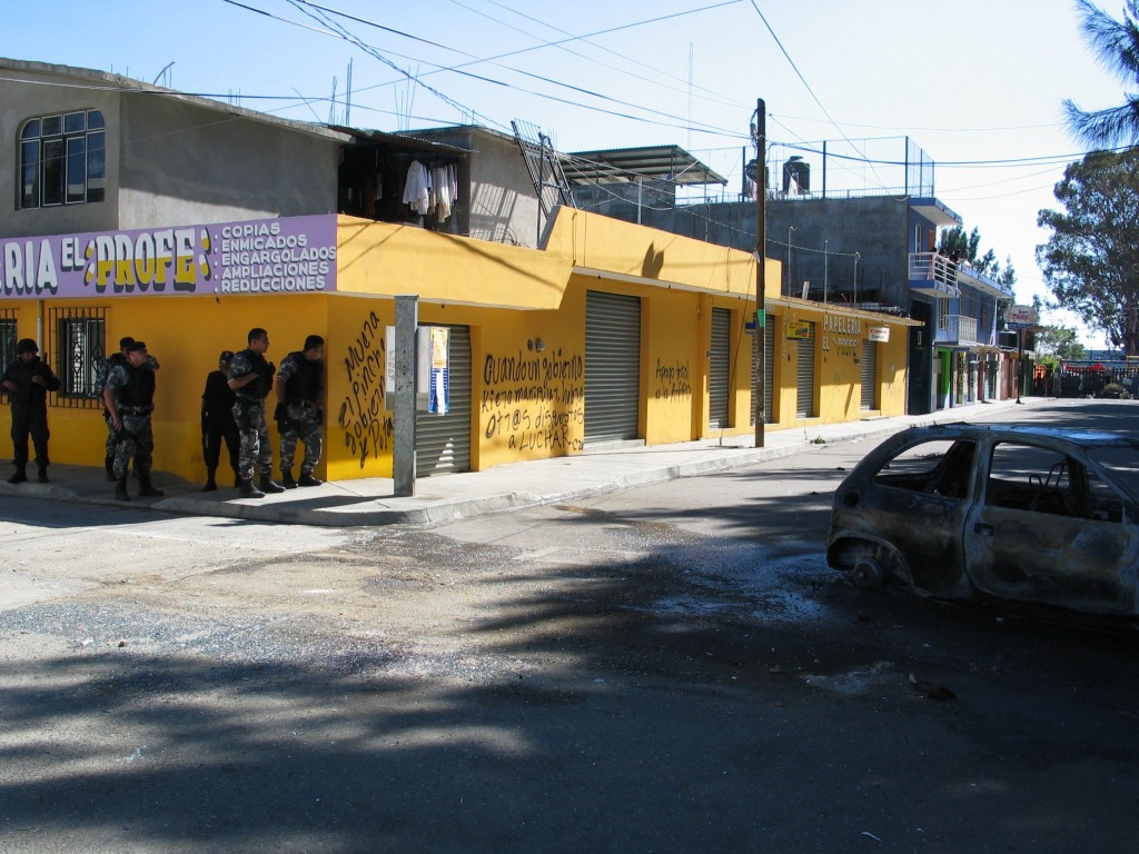 The Federal Police (PFP) reaching the entrance of the Autonomous University of Oaxaca