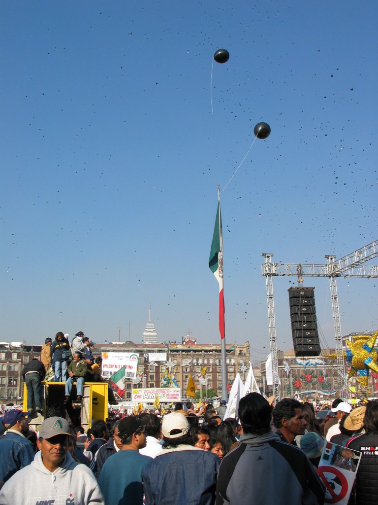 The crowd lets go of hundreds of balloons towards the end of AMLO's speech.