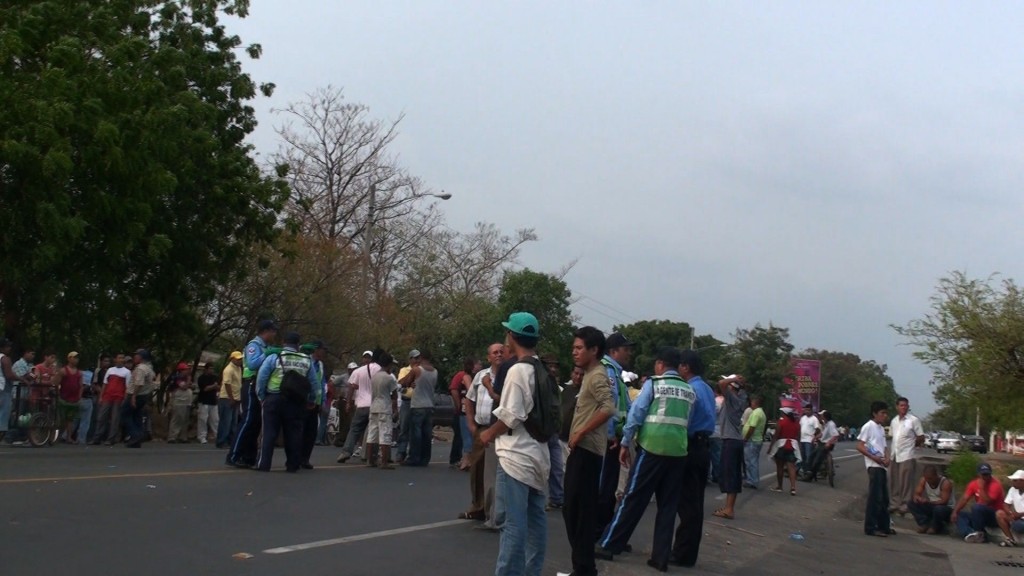 Transport workers in León at the exit to Managua, trying to stopp trafic at least semi-permanently
