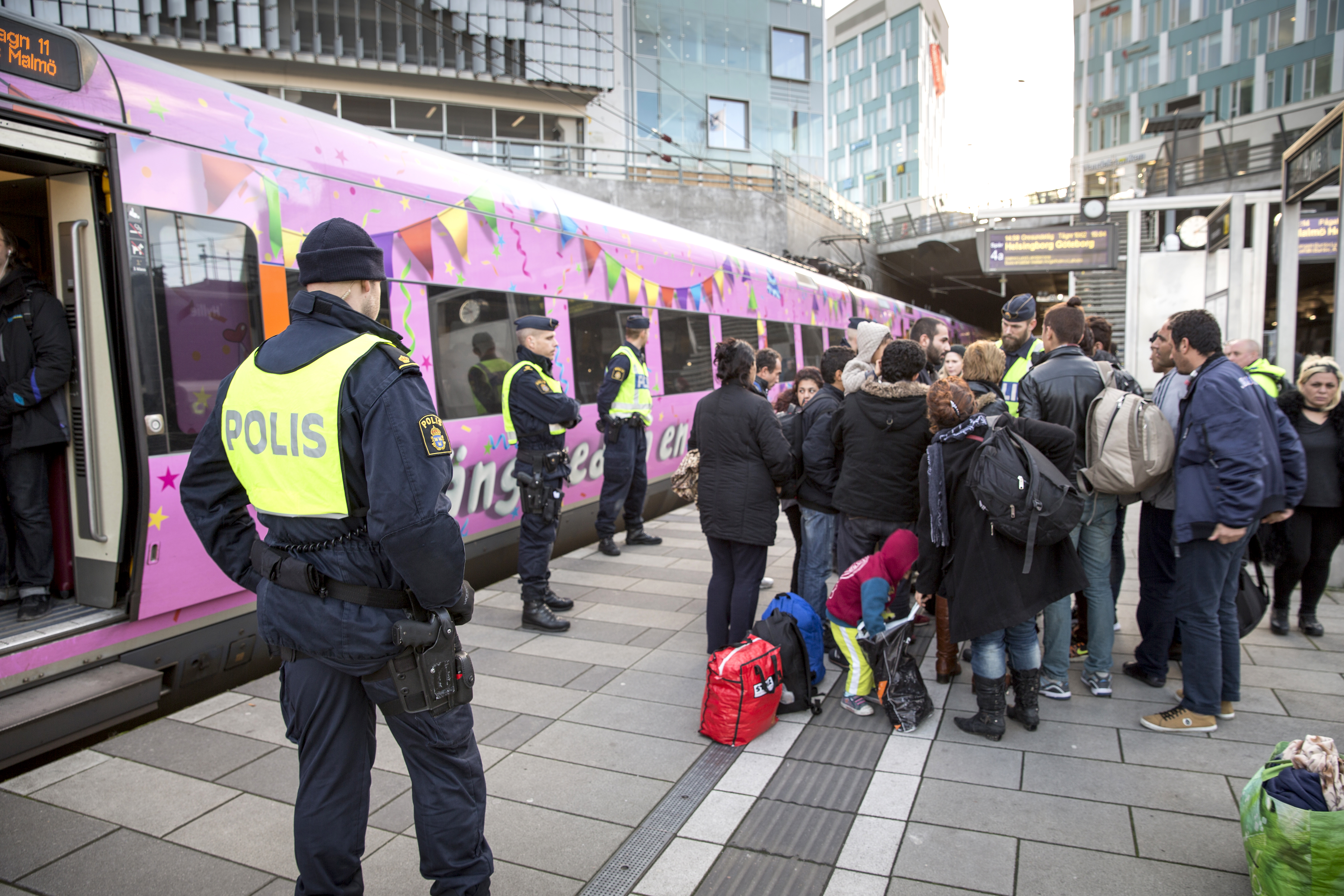 Police at a temporary ID check station on the Swedish side of the border. Starting Jan 4 2016, checks are to take place on the Danish side before trains enter Sweden. Photo: News Øresund - Johan Wessman © News Øresund(CC BY 3.0) Detta verk av News Øresund är licensierat under en Creative Commons Erkännande 3.0 Unported-licens (CC BY 3.0). Bilden får fritt publiceras under förutsättning att källa anges. The picture can be used freely under the prerequisite that the source is given. News Øresund, Malmö, Sweden. www.newsoresund.org. News Øresund är en oberoende regional nyhetsbyrå som är en del av det oberoende dansk-svenska kunskapscentrat Øresundsinstituttet. www.newsoresund.org www.oresundsinstituttet.org